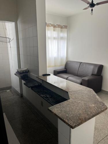 Χώρος καθιστικού στο Apartamento com vista lateral da praia