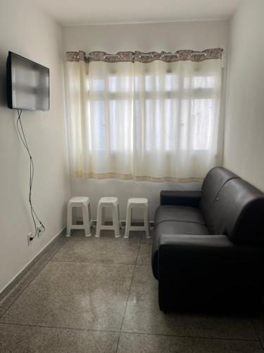 Μια τηλεόραση ή/και κέντρο ψυχαγωγίας στο Apartamento com vista lateral da praia