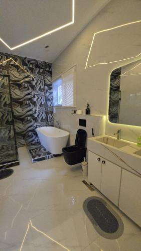 Koupelna v ubytování Beautifully furnished 5 bedroom with pool