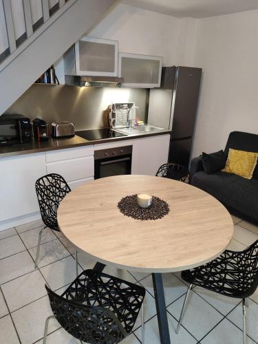 une cuisine avec une table et des chaises dans une pièce dans l'établissement L'Escapade Catalane - 4 pers - Plage&Port, à Saint Cyprien Plage