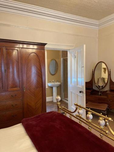 Katil atau katil-katil dalam bilik di Charlemont House Moy Self Catering With Hot Tub Optional