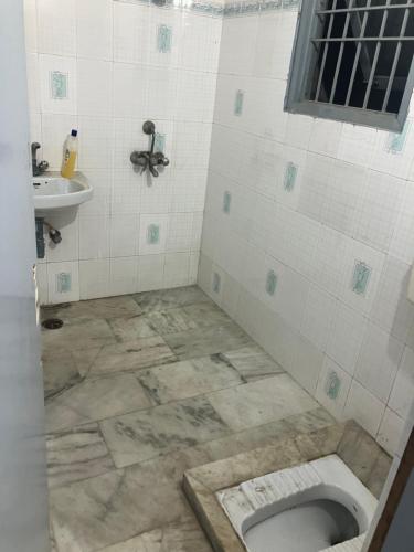 a bathroom with a toilet and a sink at Golden Triangle in Jāmb