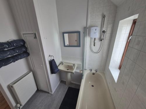 Ένα μπάνιο στο Three bedroom central Newport, Pembrokeshire