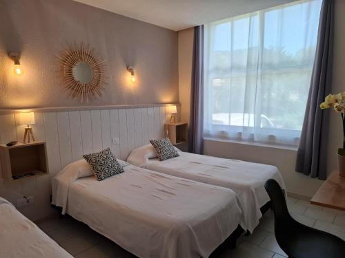 Ένα ή περισσότερα κρεβάτια σε δωμάτιο στο Hotel Les Bellugues