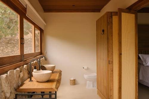 a bathroom with two sinks and a toilet at Canto dos Pireneus Hospedaria in Pirenópolis