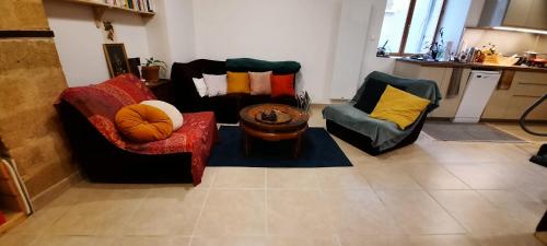 un salon avec deux canapés et une table dans l'établissement Maison de village Bédoin, à Bédoin