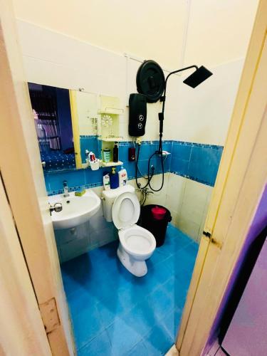a bathroom with a toilet and a sink at Homestay Bukit Katil Damai 2 in Ayer Keroh