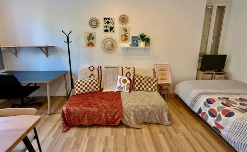 une chambre avec un lit, un bureau et une table dans l'établissement Appartement Gare Toulouse Matabiau Climatisé, à Toulouse