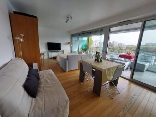 Μια τηλεόραση ή/και κέντρο ψυχαγωγίας στο Cozy and Modern Studio in Greater Paris