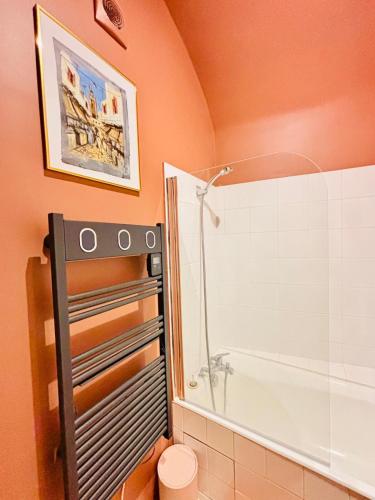 La salle de bains est pourvue d'une douche, de toilettes et d'une baignoire. dans l'établissement Les Cactus #MaisonSavaron, à Clermont-Ferrand