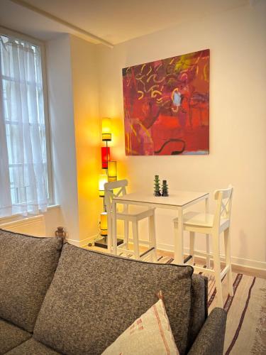 un salon avec un canapé et une table dans l'établissement Les Cactus #MaisonSavaron, à Clermont-Ferrand