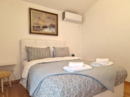 多布罗塔Victor Kotor Sea view的一间卧室，床上有两条毛巾