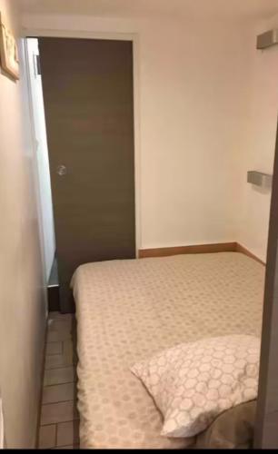 - une chambre avec un lit dans une pièce avec une porte dans l'établissement Studio collioure mouret, à Collioure