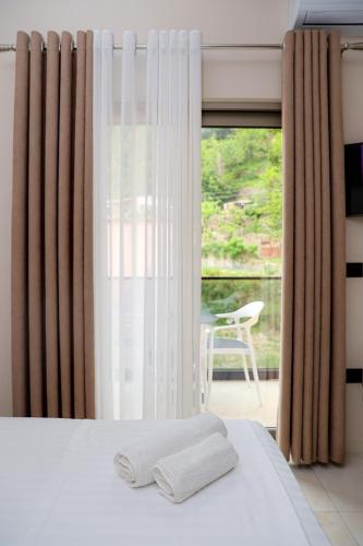 Postel nebo postele na pokoji v ubytování Saliasi hotel&apartament