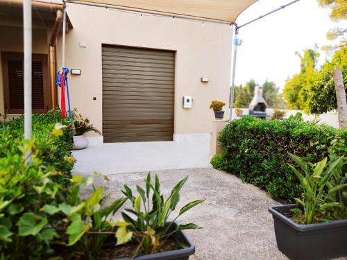 a garage door in a house with plants at House & Garden in Rilievo