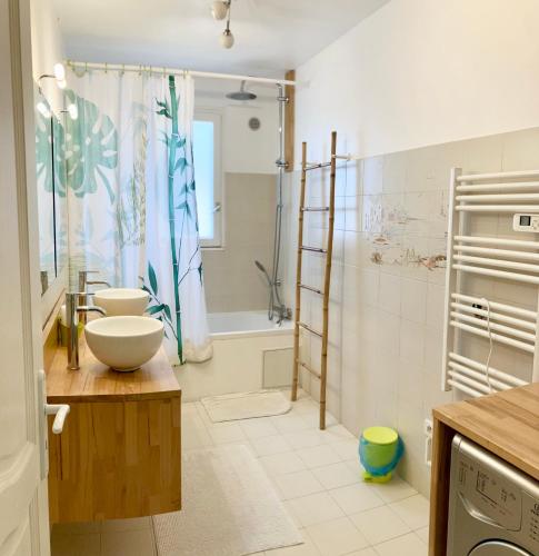 une salle de bain avec un lavabo, une baignoire et une douche dans l'établissement Gîte L’oliveraie D’Aniane 2 personnes, à Aniane