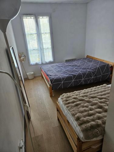 une chambre avec deux lits et deux fenêtres dans l'établissement Apt 3 bedrooms-1km from Disney and Vallée Village, à Serris