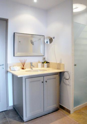 une salle de bain avec un lavabo et un miroir dans l'établissement Favoloso appartamento vista panoramica mare e colline, à La Croix-Valmer