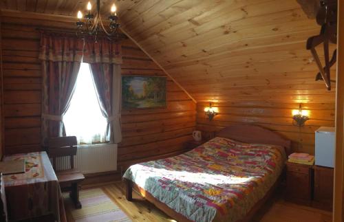 スーズダリにあるGuest House Na Bamburikheのログキャビン内のベッドルーム1室