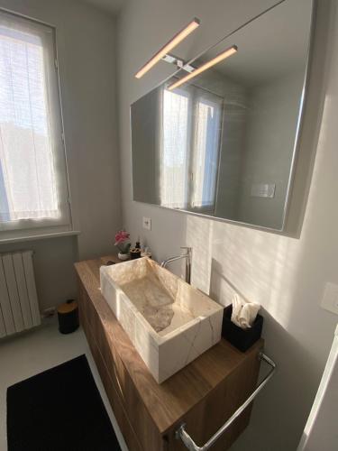 a bathroom with a large sink and a mirror at Gardasweethome in Garda