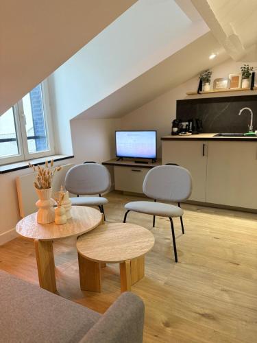 - un salon avec trois chaises et une table dans l'établissement Appartement charmant et cosy Encombe vineuse-DABNB, à Limoges