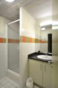 une salle de bain avec un lavabo et une douche dans l'établissement VVF Sud Aveyron, à Brusque