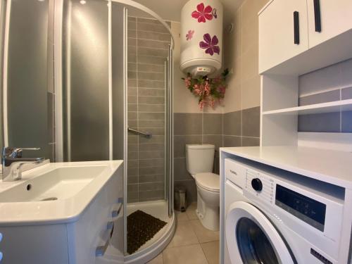 Koupelna v ubytování T2 avec balcon, clim, parking public proche - Balaruc-les-Bains - FR-1-503-75