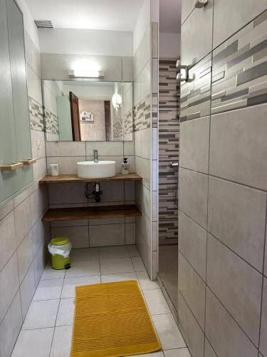une salle de bain avec un lavabo et un miroir dans l'établissement La Madrague Waterfront Cottage, à Hyères