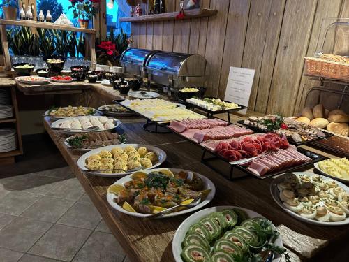 um bufê de diferentes tipos de comida em uma mesa em Pensjonat pod Kotelnicą em Białka Tatrzanska