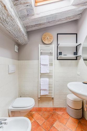 a bathroom with a toilet and a sink at Appartamento La Torre in Pistoia