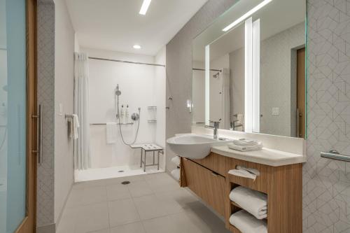 Koupelna v ubytování SpringHill Suites by Marriott West Melbourne Palm Bay