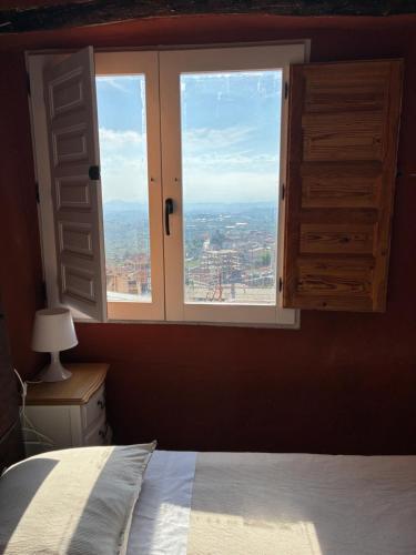 une chambre avec un lit et une fenêtre avec vue dans l'établissement Casa Meraki Moratalla, à Moratalla