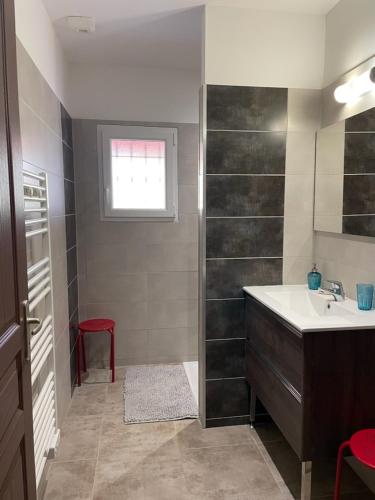 une salle de bain avec un lavabo et un miroir dans l'établissement Le Grand Gite, à Collorgues