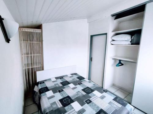 una piccola camera con letto e armadio di L'Escapade Catalane - 4 pers - Plage&Port a Saint-Cyprien-Plage
