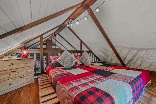 Ένα ή περισσότερα κρεβάτια σε δωμάτιο στο River Walk Cottage - Hot Tub - Pet Friendly - Swing - Screen Porch - River Access - Fire Pit - Wifi - Grill - Deck - King Bed