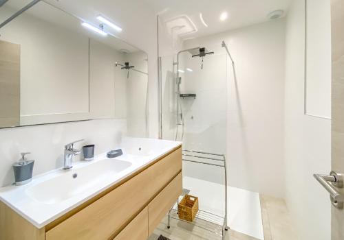 une salle de bain avec un lavabo et une douche dans l'établissement Bergerie A Mandria di Rondinara, à Bonifacio