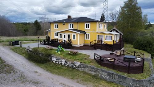 a large yellow house on the side of a road at Skräpplinge gård in Mörlunda