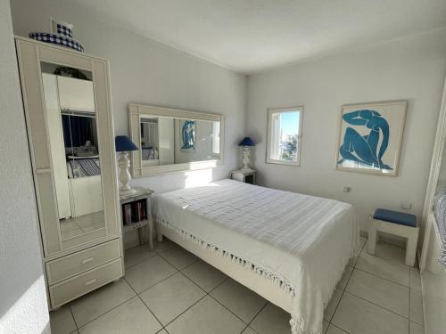une chambre avec un lit, une commode et un miroir dans l'établissement Villa Port Nature VPN134 - 2 personnes, au Cap d'Agde
