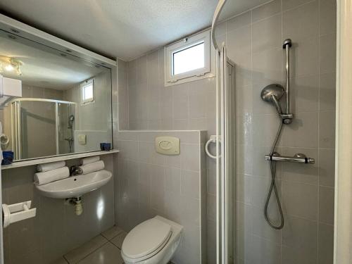 une salle de bain avec une douche, des toilettes et un lavabo dans l'établissement Villa Port Nature VPN134 - 2 personnes, au Cap d'Agde