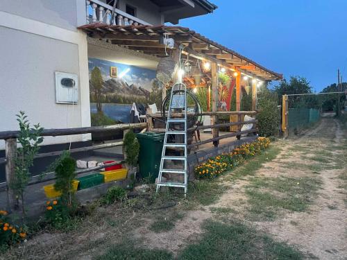 Taman di luar Vila Jovan