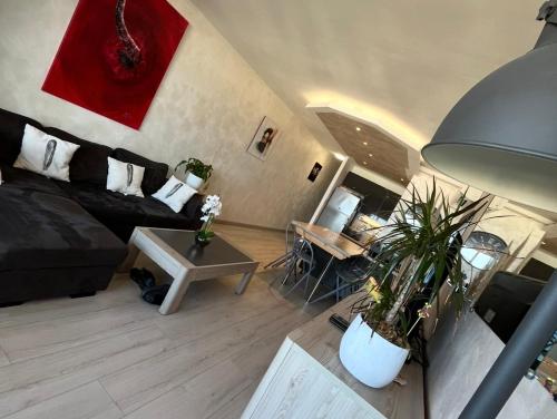 un salon avec un canapé et une table dans l'établissement Le Barcares, au Barcarès