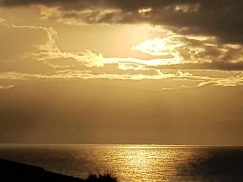 una puesta de sol sobre el océano con el sol en el cielo en MOBIL HOME DANS CAMPING 3 etoiles GORGES DU VERDON CALME 4 PERS PLANCHA, en Sainte-Croix-du-Verdon