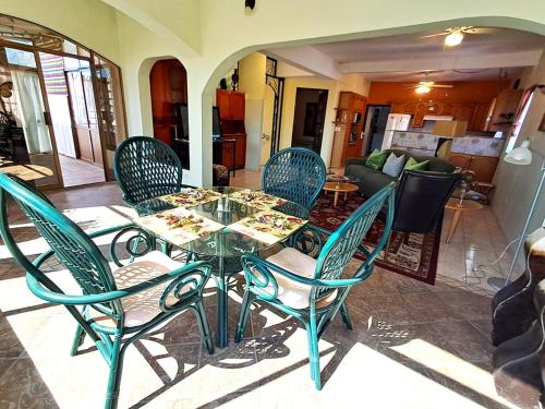 een glazen tafel en stoelen in de woonkamer bij Villa Hermosa Ocean View 2 Bed in San Carlos