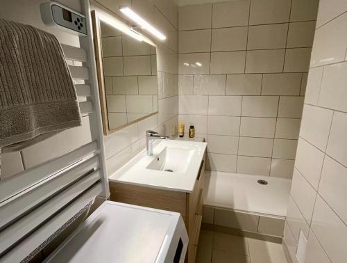 une salle de bain avec un lavabo, une baignoire et des toilettes dans l'établissement Le Barcares, au Barcarès