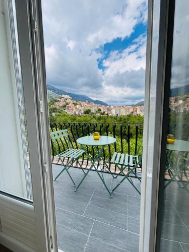 un patio avec une table et des chaises sur un balcon dans l'établissement Straboni corte, à Corte