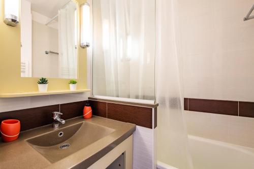 une salle de bain avec un lavabo et une douche dans l'établissement Résidence le Village de Cap Esterel - maeva Home - Appartement 2 pièces 5 personnes - Prestige MAE-9071, à Saint-Raphaël