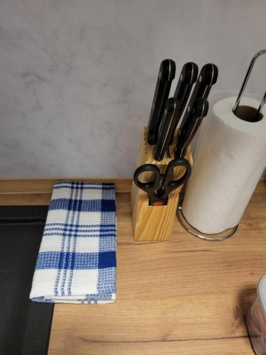 a pair of scissors sitting on top of a table at Hotel Essen 32 1-Zimmer Apartment in Essen