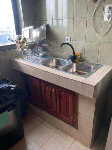 una cucina con due lavandini e un piano di lavoro di Melvas home a Douala