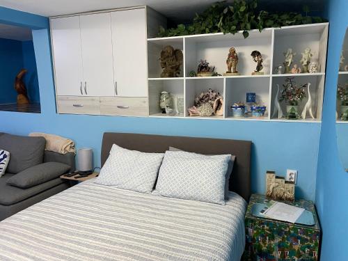 ein Schlafzimmer mit einem Bett und einer blauen Wand in der Unterkunft Sutomore Panorama Studio in Sutomore