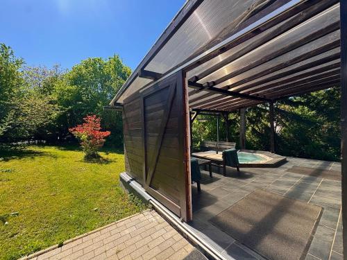 Vonkajšia záhrada v ubytovaní Vadgalamb Apartman & Jacuzzi
